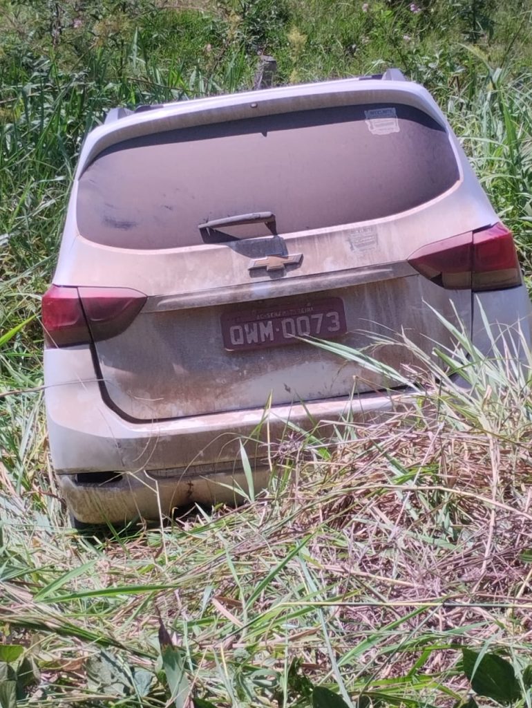 Carro sai da estrada