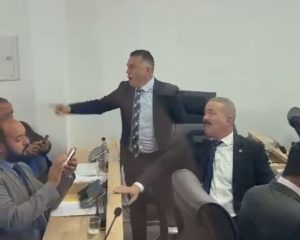 Eber brigando com Samir