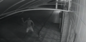 Homem joga pedra em lotérica