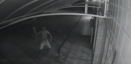 Homem joga pedra em lotérica