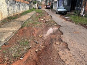 Ruas esburacadas nas Placas