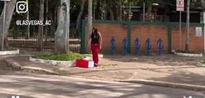 Lojista tira a roupa