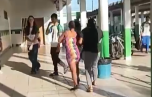 Mulher invade escola
