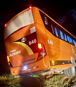 ônibus tombado