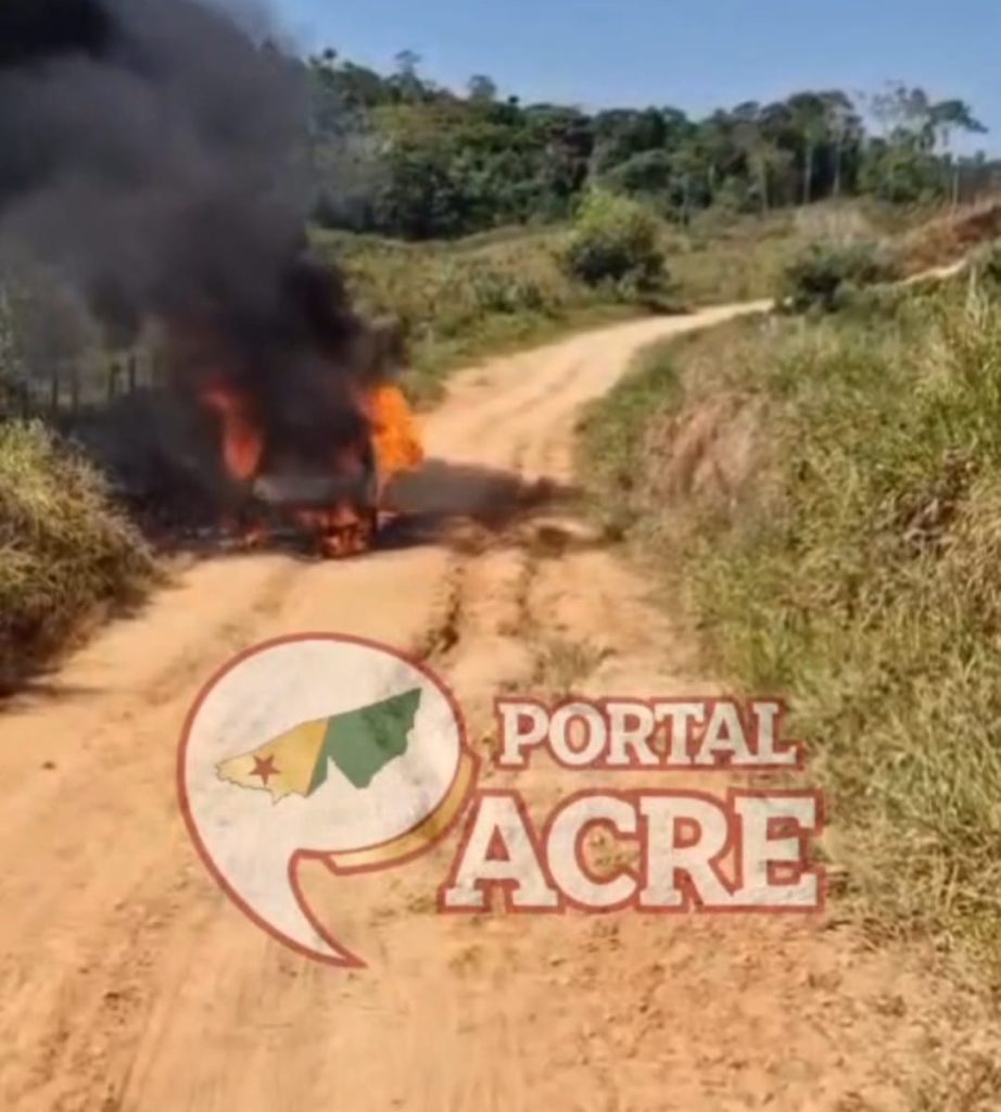 Fogo consome e destrói carro em ramal de Tarauacá