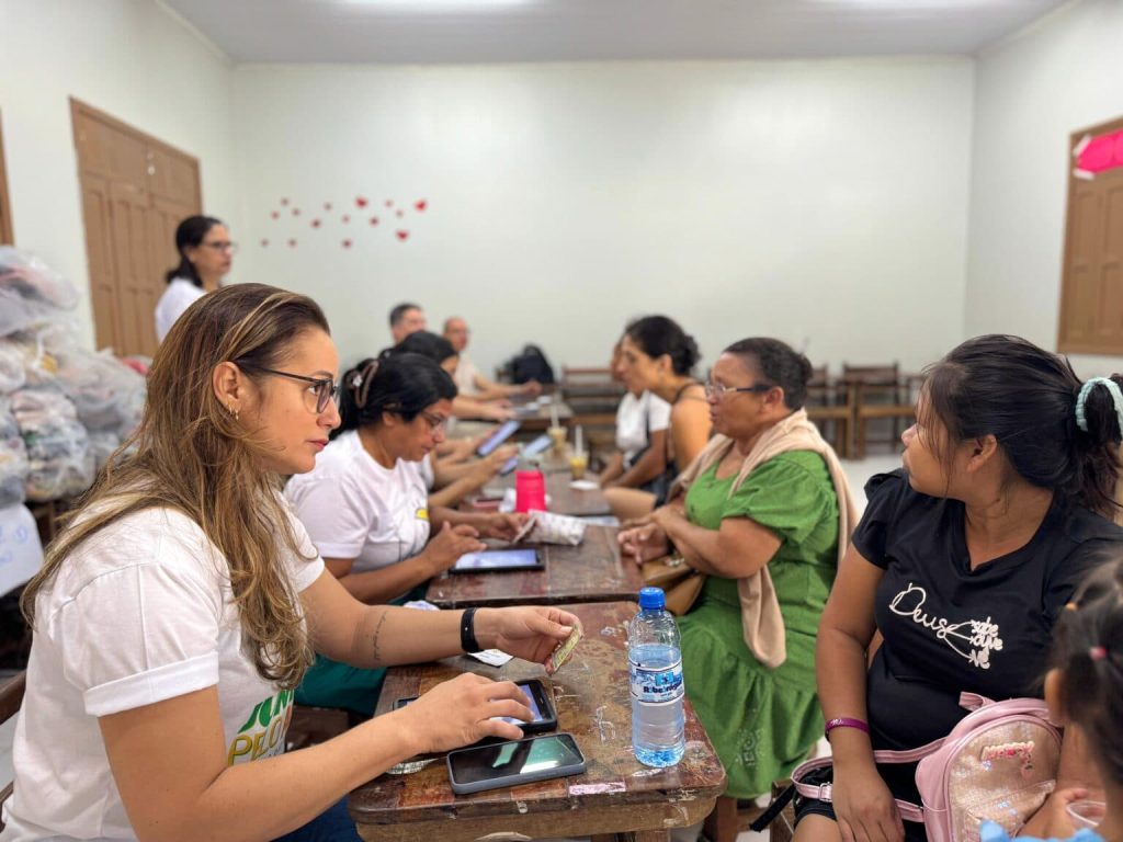 Juntos Pelo Acre leva 2 mil peças de roupa a moradores do bairro Tucumã durante ação neste sábado