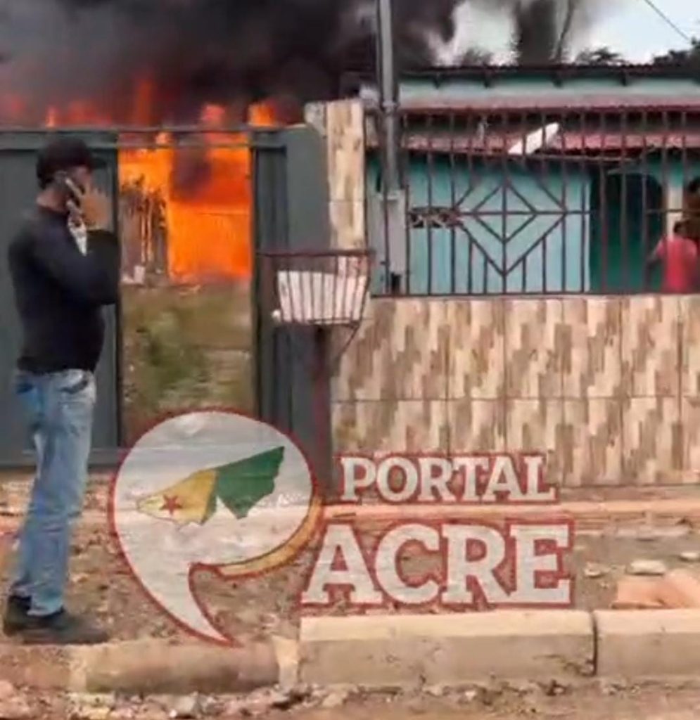 Vídeo: Estabelecimento comercial é destruído por incêndio em Acrelândia
