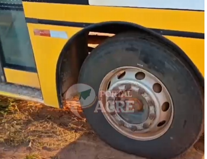Ônibus escolar de Capixaba tem pneus furados em ato criminoso; Crianças podem perder aulas