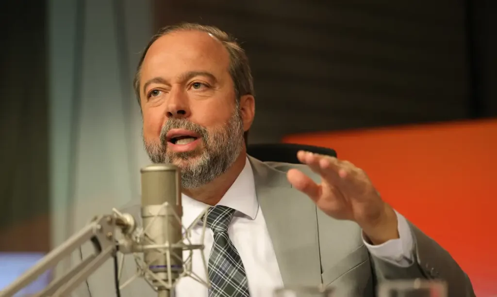 Apagão que atingiu o Acre foi causado por incêndio em subestação do Paraná, diz ministro