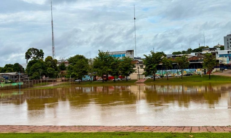 Rio Acre deve transbordar nas próximas horas e prefeitura já se prepara para receber famílias desabrigadas