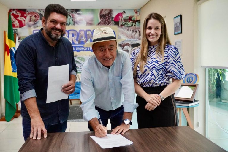 Bocalom assina ordem de serviço para usina de termoplástico do projeto Acre Recicla