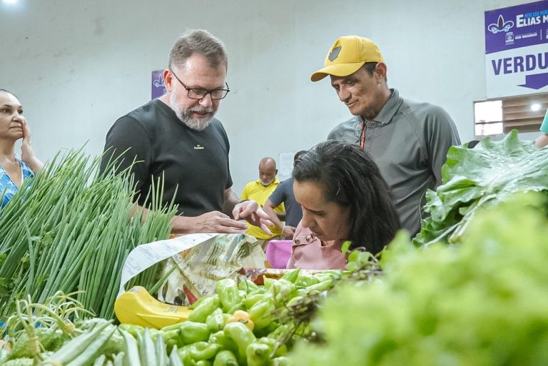 Prefeito Alysson Bestene visita feirantes e acompanha obras no Mercado Elias Mansour durante feriado
