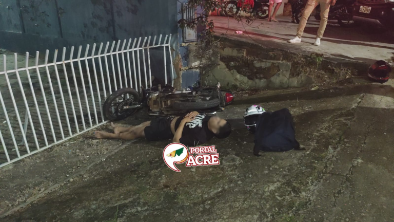 Queda em curva termina com dois feridos graves em acidente de moto na capital