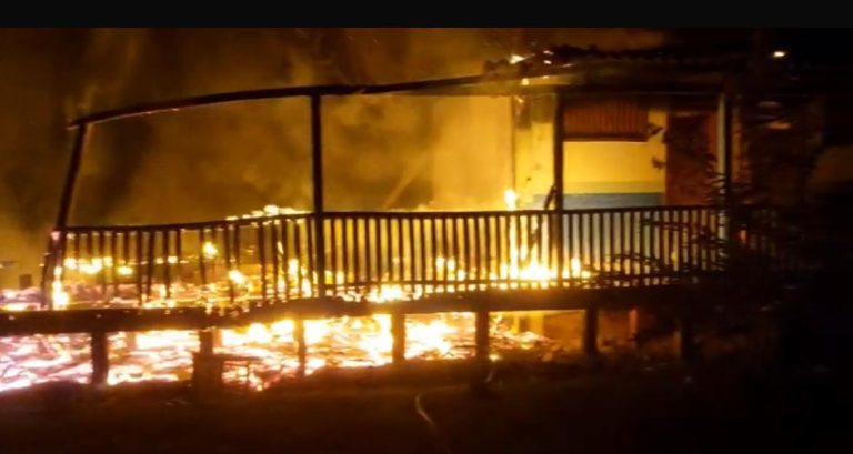 Incêndio atinge escola no Seringal Cachoeira em Xapuri; causa do fogo ainda não foi identificada - veja as imagens