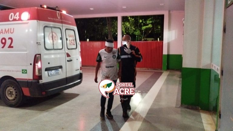 Homem é atacado enquanto dormia em calçada