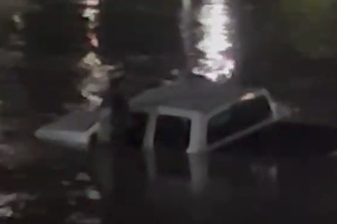 Falha mecânica faz caminhonete avançar por rampa e parar dentro do Rio Acre na região do Bairro da Base