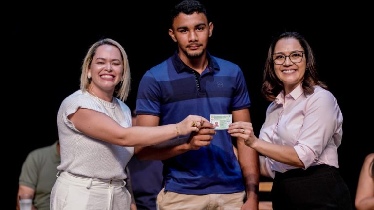 Mailza Assis e Taynara Martins entregam mais de 200 Carteiras Nacionais de Habilitação pelo Programa CNH Social em Cruzeiro do Sul