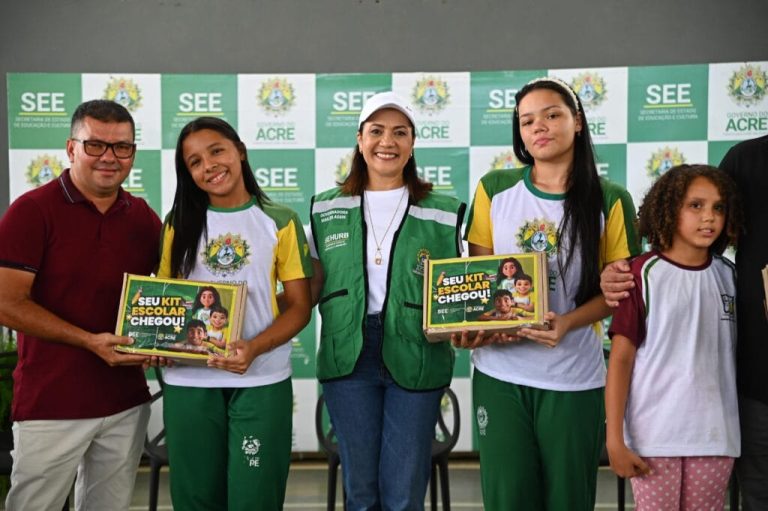 Governadora Mailza assina ordens de serviço e entrega kits escolares para estudantes de Feijó