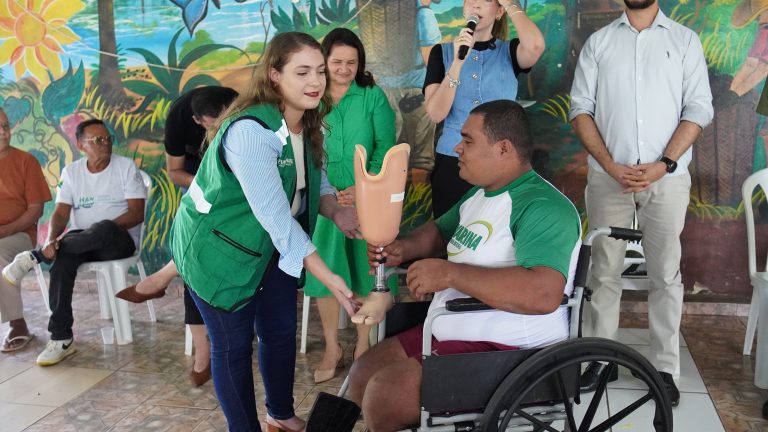 Entrega de próteses firma novo momento na assistência a pacientes com hanseníase na Casa Souza Araújo