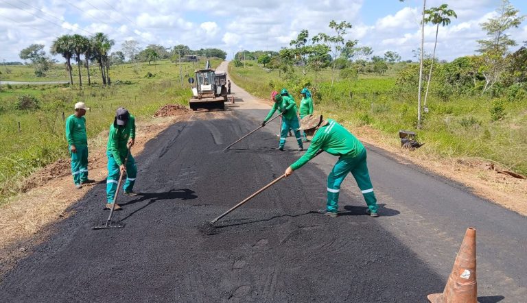 Deracre intensifica operação tapa-buraco na AC-90, em Rio Branco 