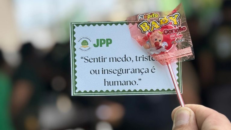 Alunos da rede estadual retornam às aulas com novos protocolos de segurança e acolhimento; inspeção de bolsas provocou filas no João Calvino  