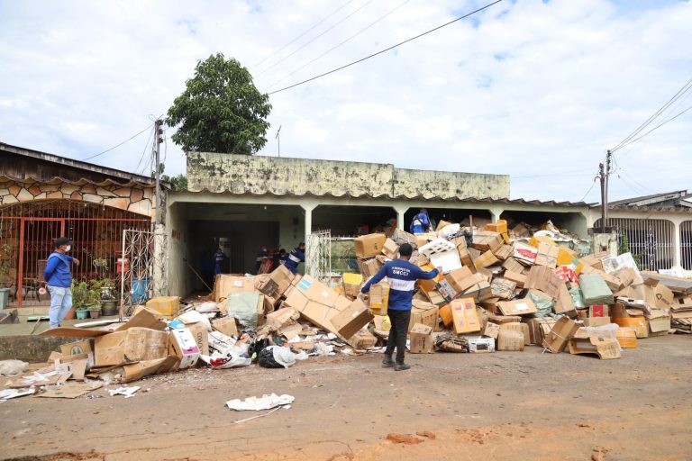 Ação de limpeza começa na casa de acumulador em Rio Branco; justiça determinou também acompanhamento social de idoso