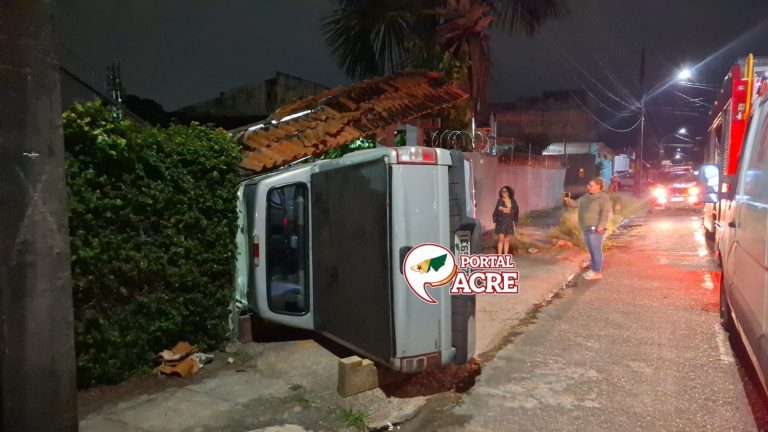 Caminhonete tomba após falha mecânica e motorista fica ferido; veja momento do acidente e o resgate