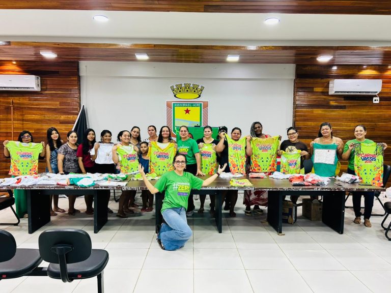 Assis Brasil promove curso de customização de abadás em preparação para o CarnavAssis