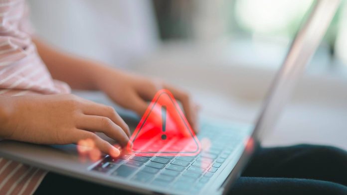 Justiça cria grupo especial e reforça monitoramento digital após ataque em escola