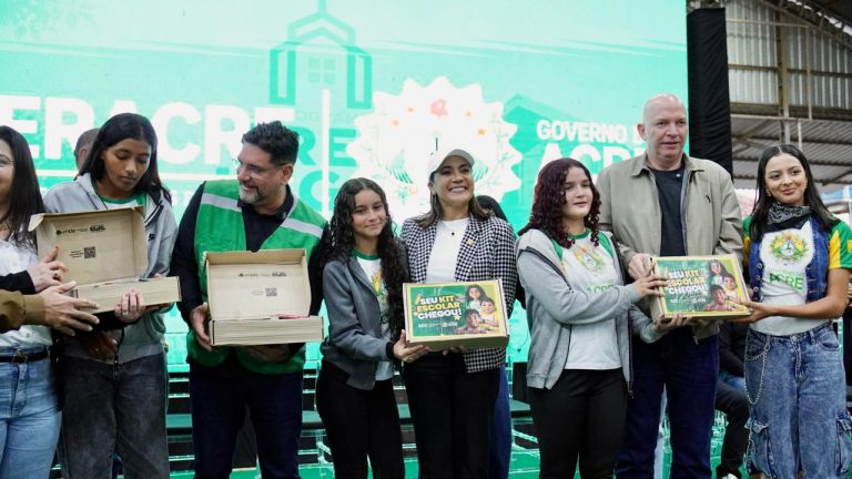 Mailza entrega mais de 10 mil kits escolares e assina ordem de serviço para reforma de escolas de Sena Madureira