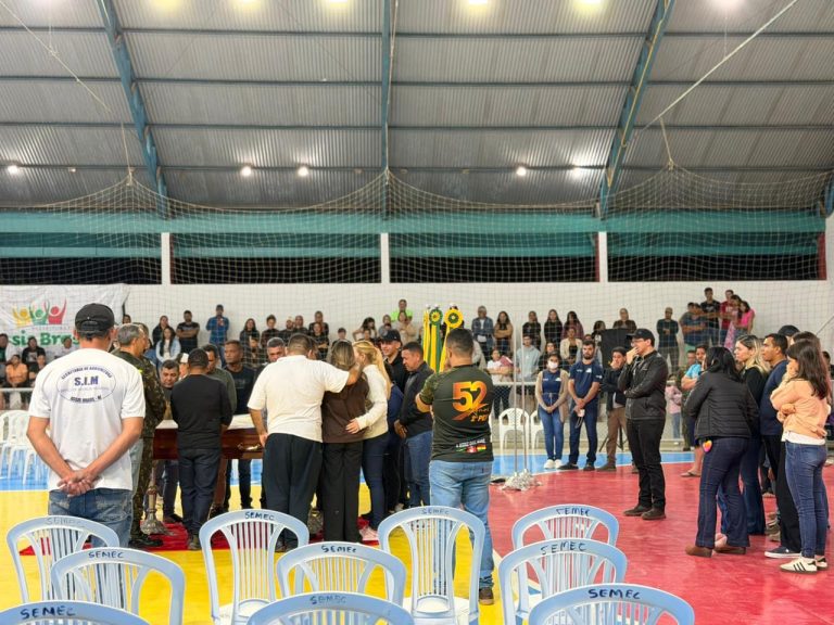 Sob forte comoção, Assis Brasil recebe corpo do vice-prefeito Reginaldo Martins