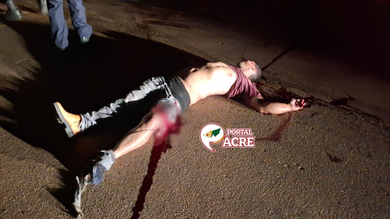 Acidente com três veículos na AC-10 deixa motociclista morto e passageiro em estado grave