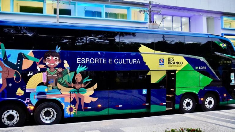 Alysson entrega ônibus para atender esportistas e fazedores de cultura na capital acreana