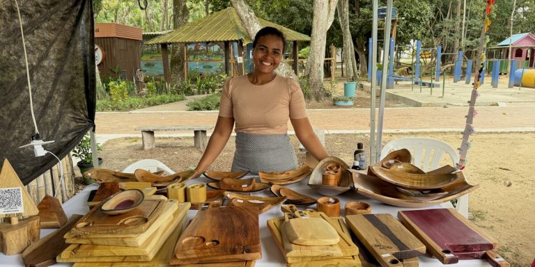 Produtora ribeirinha de Acrelândia transforma resíduos da floresta em arte e muda de vida com artesanato
