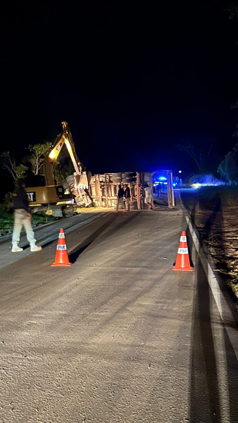 Carreta tomba entre Xapuri e Capixaba e provoca bloqueio de cerca de cinco horas na BR-317