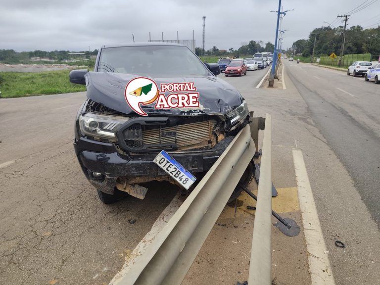 Batida entre caminhonetes causa prejuízos e deixa trânsito lento na Via Verde