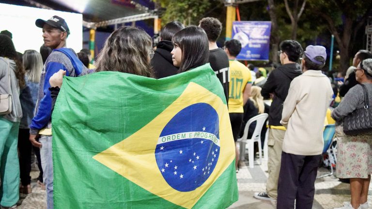 Torcedores de Rio Branco enfrentam frio para torcer pelo Brasil na Praça da Revolução