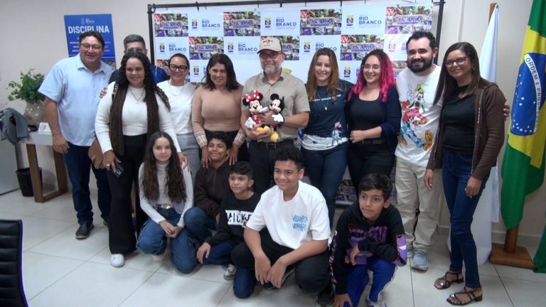 Estudantes que participaram de intercâmbio na Disney e na NASA compartilham experiências com o prefeito Alysson Bestene