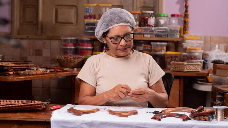 Artesã acreana leva biojoias amazonicas para o evento internacional Jornada Exportadora em Paris