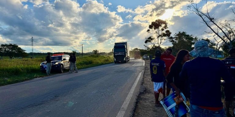 Após mais de 8 horas de manifestação, moradores do Segundo Distrito desobstruem BR-364 após intervenção do Ministério Público