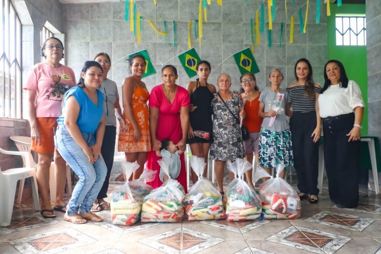 Prefeitura entrega cestas básicas arrecadadas no Maio Amarelo a famílias do Oscar Passos I e II