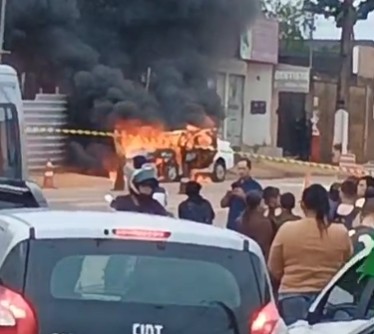 Carro pega fogo em frente ao Colégio Militar no Calafate