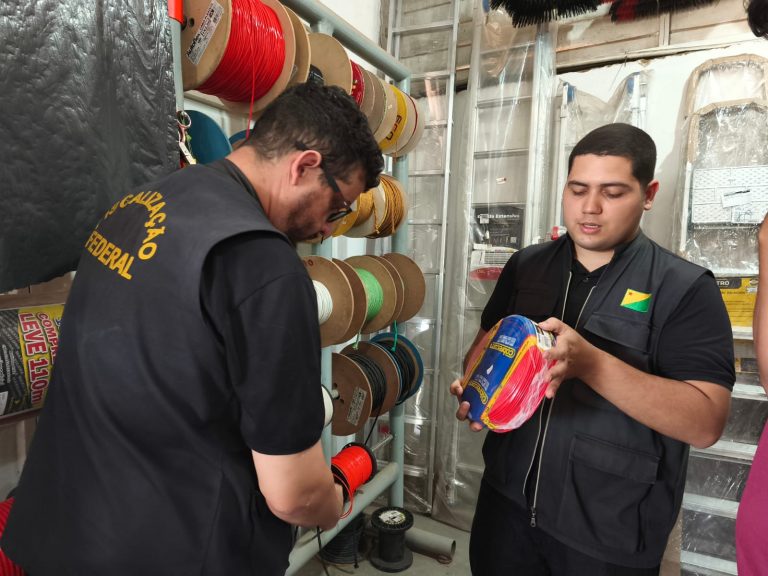 Produtos elétricos sem certificação são retirados de circulação durante fiscalização em Rio Branco