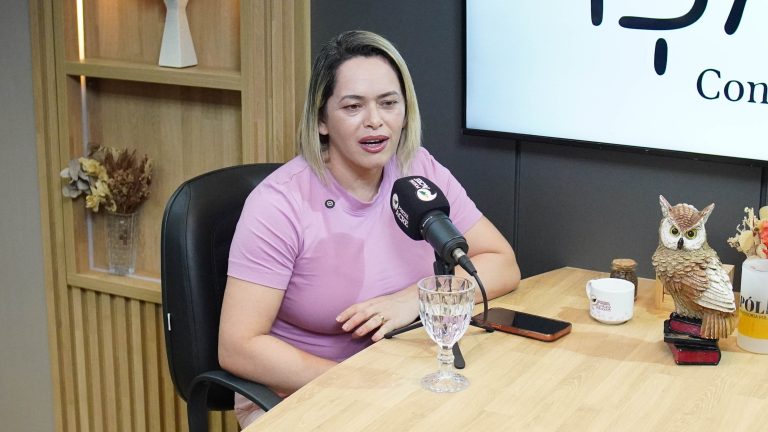 Taynara Martins reforça conscientização sobre segurança no trânsito durante podcast do Portal Acre