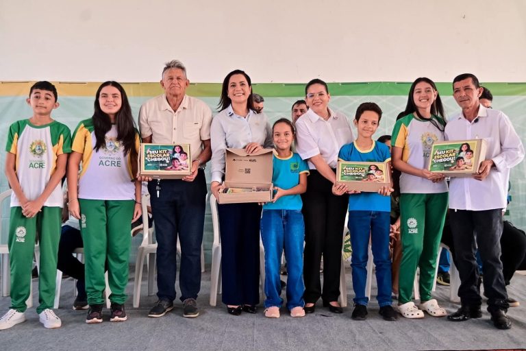 Em Acrelândia, Mailza assina convênio de R$ 600 mil para reforma de escolas rurais e distribui mais de 2 mil kits escolares