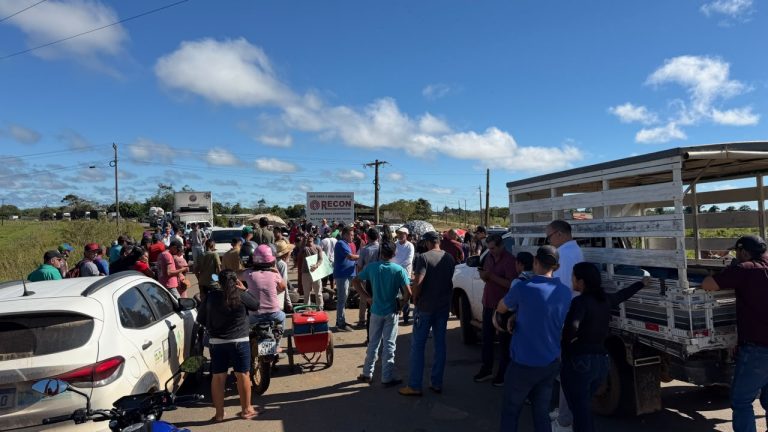Moradores do Segundo Distrito de Sena Madureira interditam trecho da BR-364 e cobram solução do governo após queda da ponte