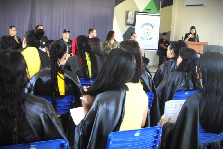 Mais de 50 reeducandas recebem certificados de qualificação profissional