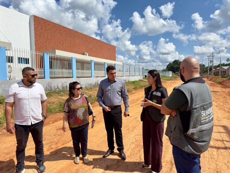 Após denúncia divulgada pelo Portal Acre, obras avançam em entorno de escola na Cidade do Povo; Samir Bestene acompanha serviços