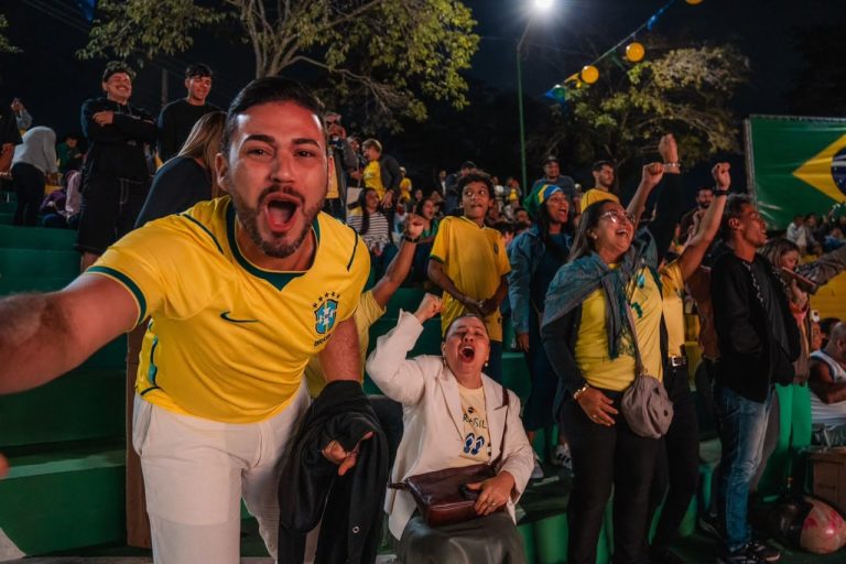 Torcida acreana se reúne na Concha Acústica para assistir à terceira partida da Copa Do Mundo