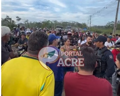 Protesto de moradores do Ramal da Praia Grande bloqueia Estrada da Variante em Cruzeiro do Sul; veja o vídeo